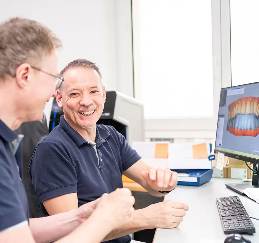 Dr. Früh und Zahntechniker synerdent in Bruchsal bei der digitalen Behandlungsplanung