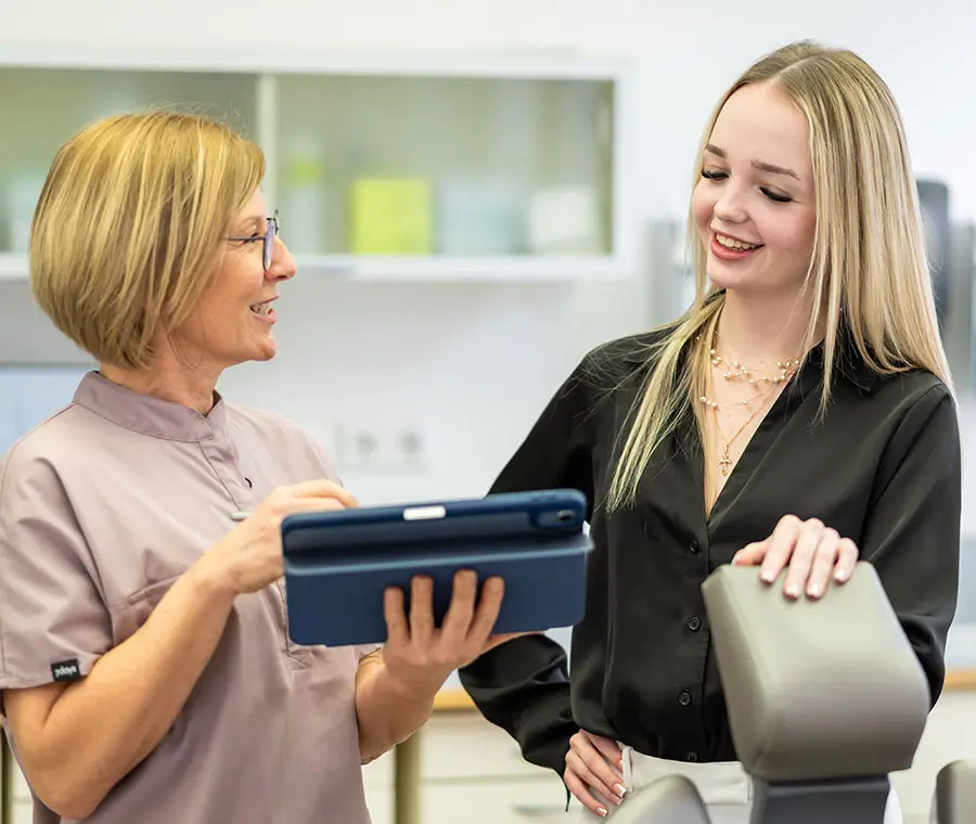 ZMP im Beratungsgespräch mit einem Patienten zu Prophylaxe und Parodontologie bei synerdent in Bruchsal