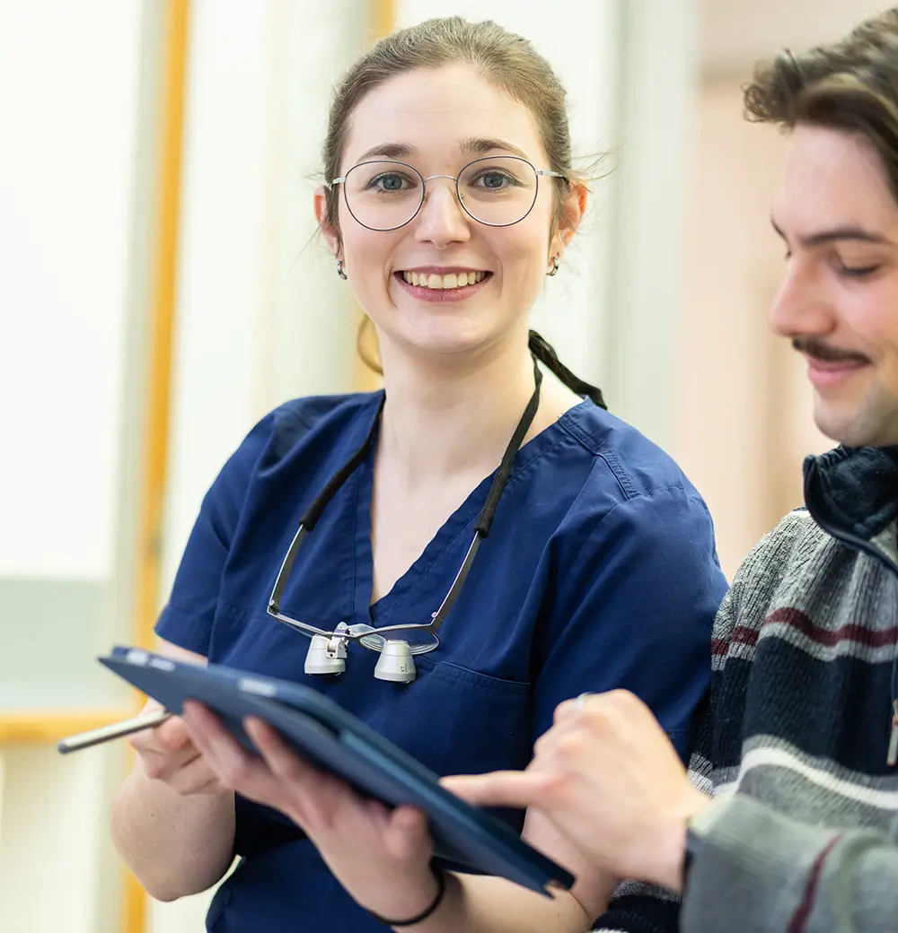 Zahnärztin der Praxis synerdent Bruchsal im Beratungsgespräch mit Patient